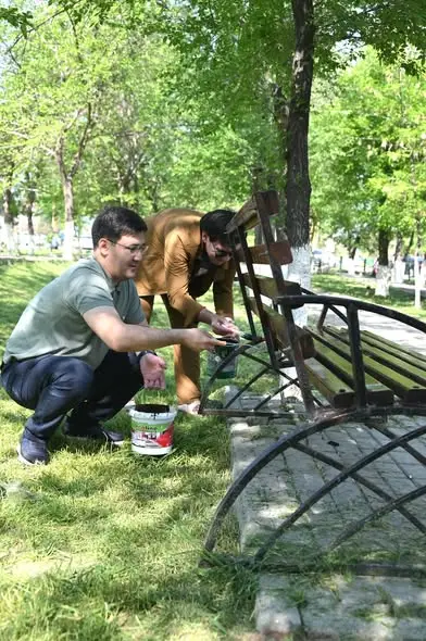 ТУРКЕСТАН: В ЖЕТЫСАЙСКОМ РАЙОНЕ ПРОШЁЛ МАСШТАБНЫЙ СУББОТНИК С УЧАСТИЕМ ЗВЁЗД ЭСТРАДЫ (2)