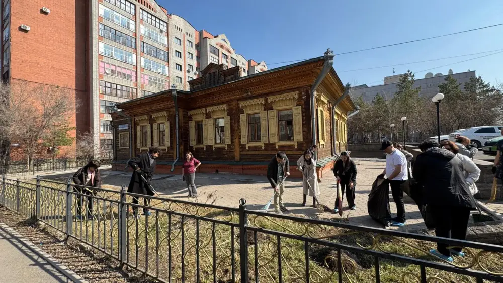 «Таза Қазақстан»: сотрудники музеев Астаны приняли участие в субботнике (6)