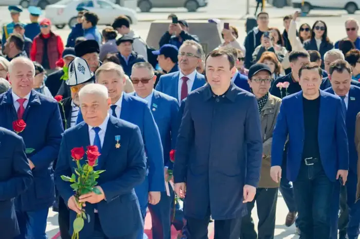 День работников науки: в Астане прошла церемония возложения цветов к памятнику Канышу Сатпаеву (3)