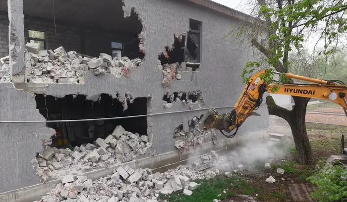 В Алматы приступили к сносу незаконного кафе (2)