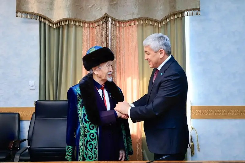 Ермаганбет Булекпаев поздравил с юбилеем заслуженного артиста Казахстана Ергали Жуниспекова (3)