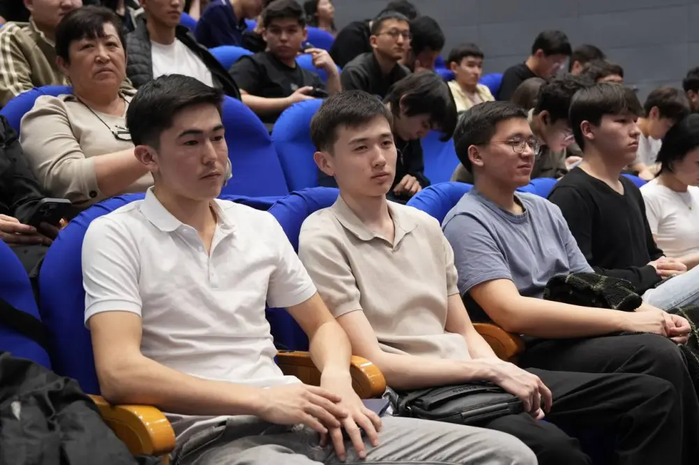 Студенты вузов со всего Казахстана приняли участие в экологическом часе «Экономь воду – сохраняй будущее!» (10)