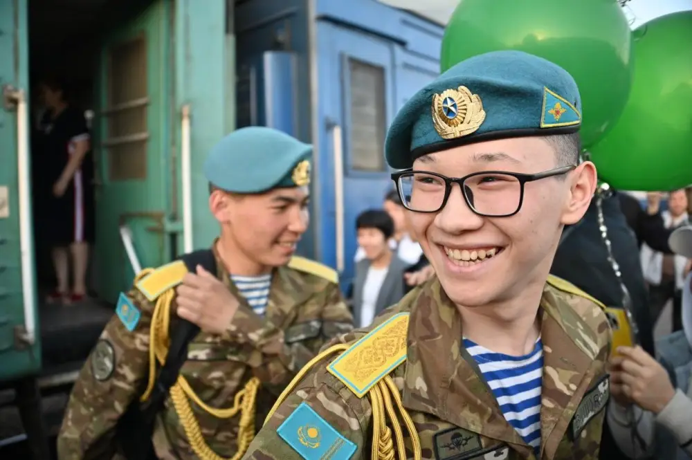 Исполнили долг перед Родиной: в Астане близкие торжественно встретили солдат (3)