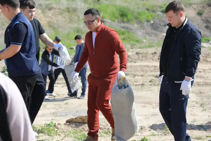 В КАРАТАУСКОМ РАЙОНЕ ПРОШЛА АКЦИЯ ЧИСТОТЫ В РАМКАХ ПРОГРАММЫ «ТАЗА КАЗАХСТАН» (2)