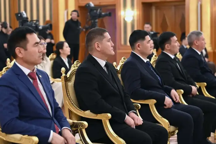 ГЛАВА ГОСУДАРСТВА ВРУЧИЛ КЛЮЧИ ОТ КВАРТИР МОЛОДЫМ УЧЕНЫМ (6)