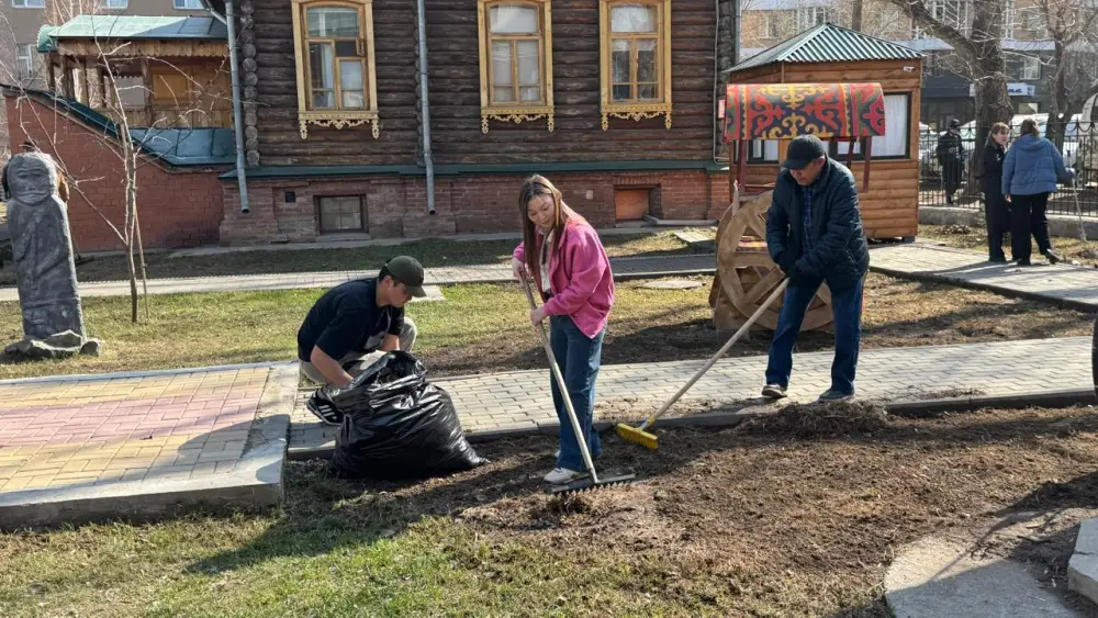 «Таза Қазақстан»: сотрудники музеев Астаны приняли участие в субботнике (5)