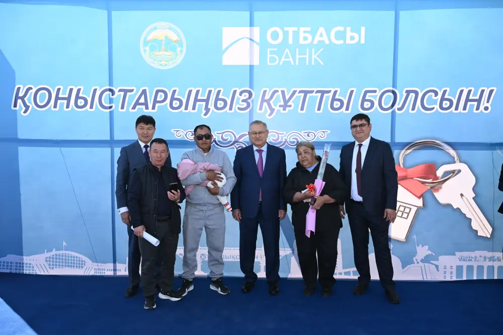 Бейбит Исабаев вручил очередникам ключи от новых домов (4)