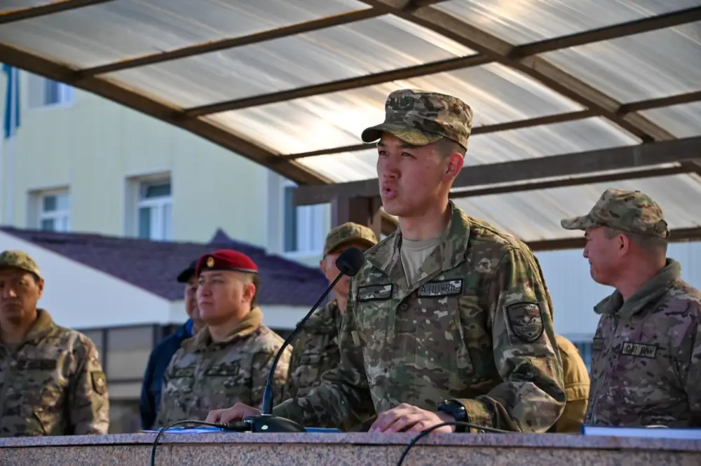 В Астане 140 военнослужащих простились с Боевым знаменем, 20 из них продолжат службу по контракту (4)