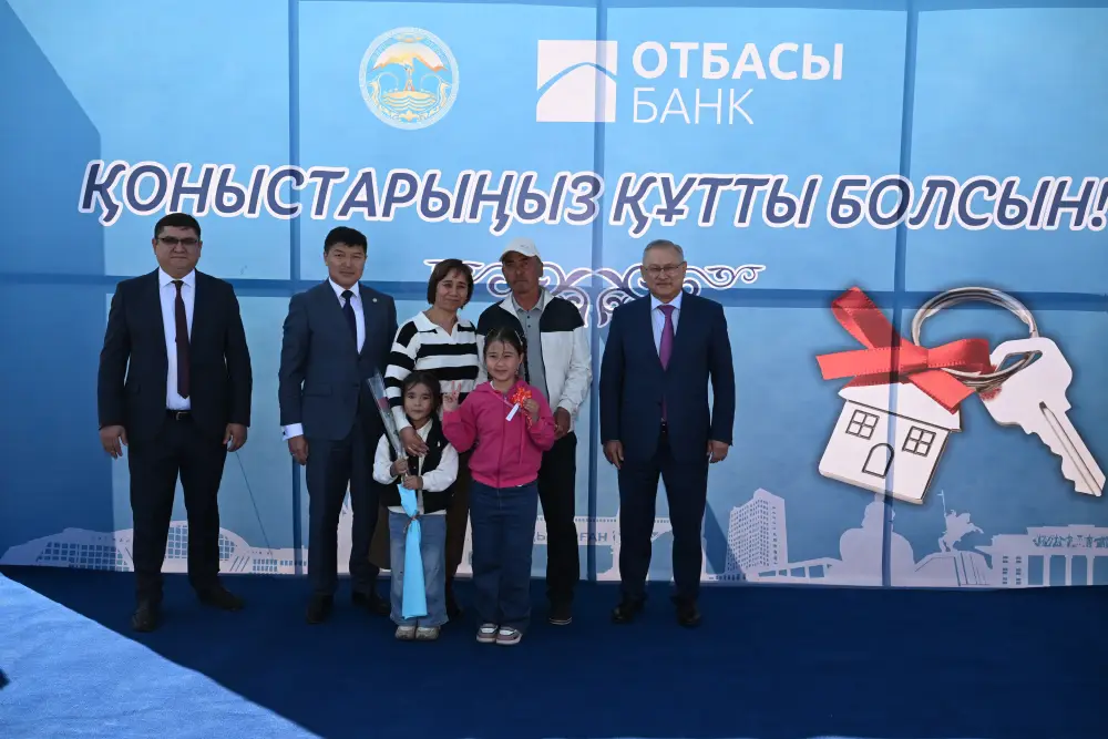 Бейбит Исабаев вручил очередникам ключи от новых домов (6)