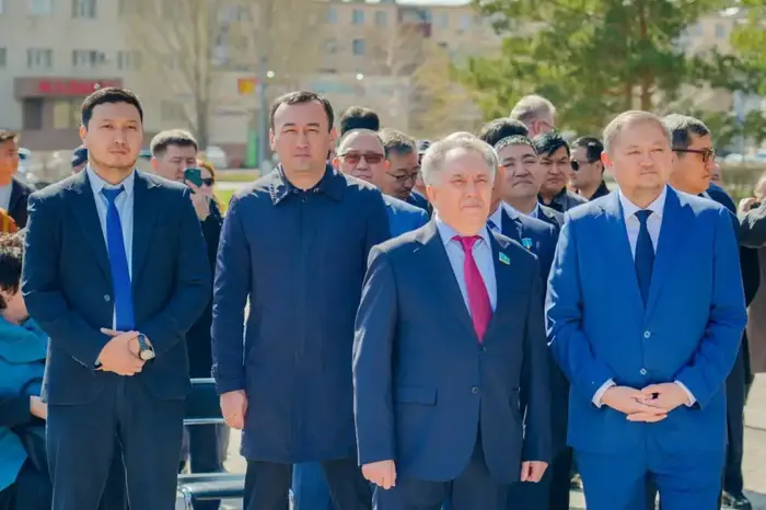 День работников науки: в Астане прошла церемония возложения цветов к памятнику Канышу Сатпаеву (5)