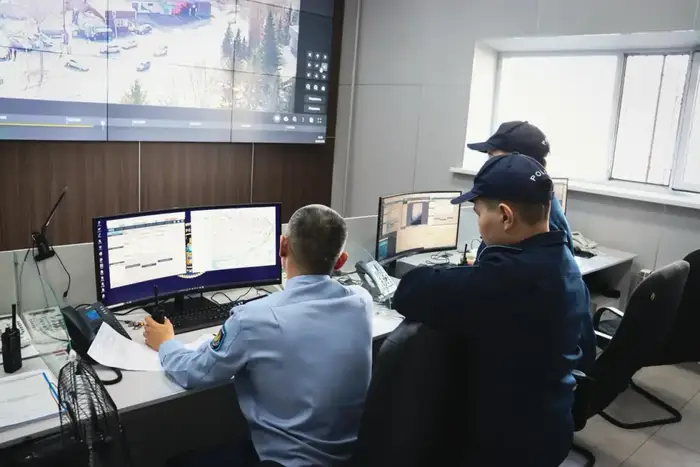 Школьники полицейских классов трёх районов ВКО побывали на экскурсии в Департаменте полиции (8)