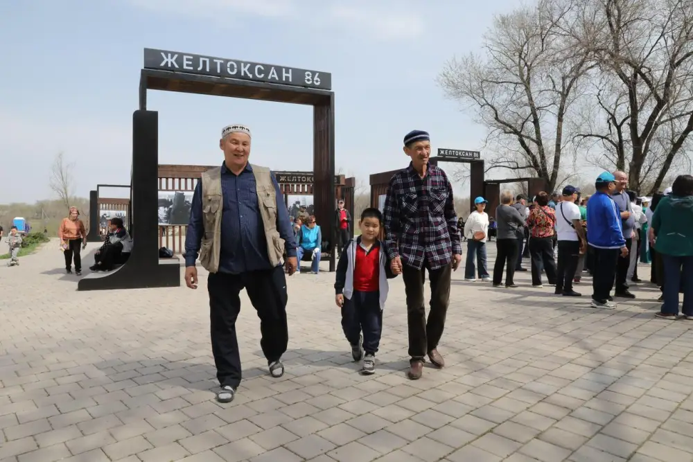 Алматинцы вышли на субботник в парке «Желтоксан» (2)