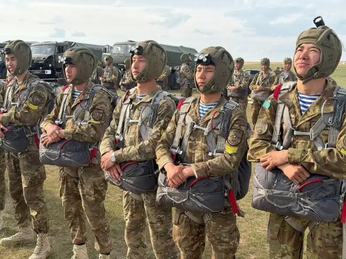 30 курсантов Военного института Сухопутных войск впервые выполнили ночные прыжки с парашютом (4)