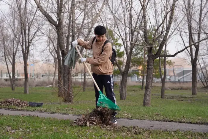 Студенты столичного вуза приняли участие в субботнике (5)