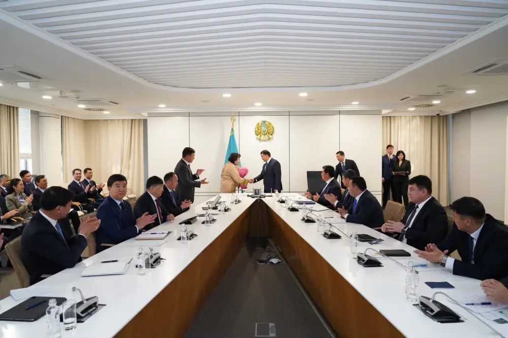 ТУРКЕСТАН: ОПЫТНЫЙ ГОСУДАРСТВЕННЫЙ СЛУЖАЩИЙ ВЫШЛА НА ЗАСЛУЖЕННЫЙ ОТДЫХ (3)