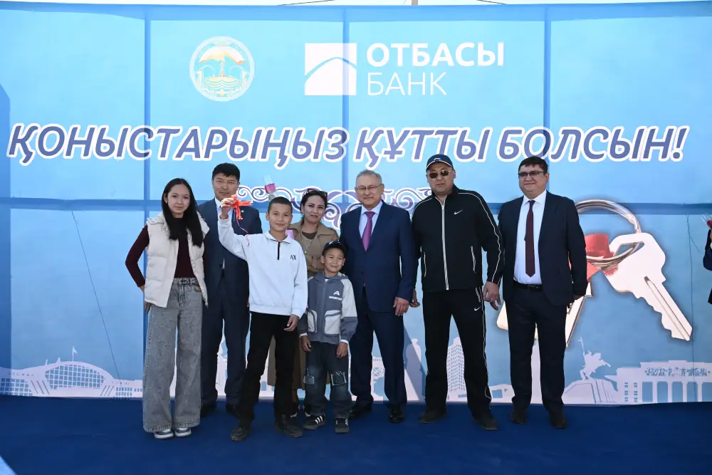 Бейбит Исабаев вручил очередникам ключи от новых домов (10)