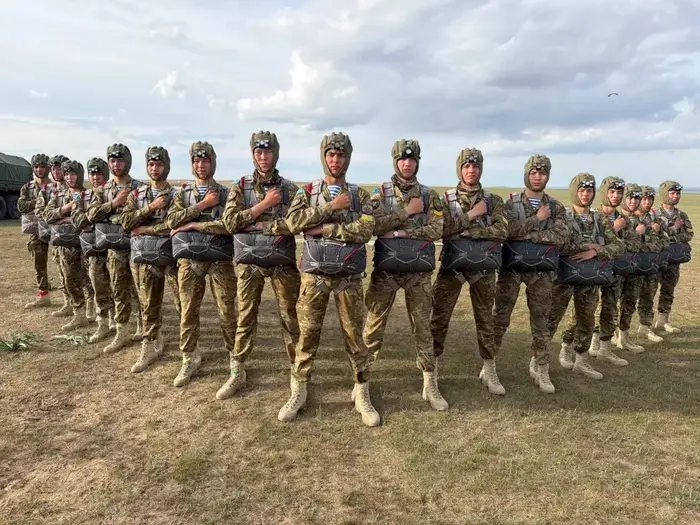 30 курсантов Военного института Сухопутных войск впервые выполнили ночные прыжки с парашютом (2)