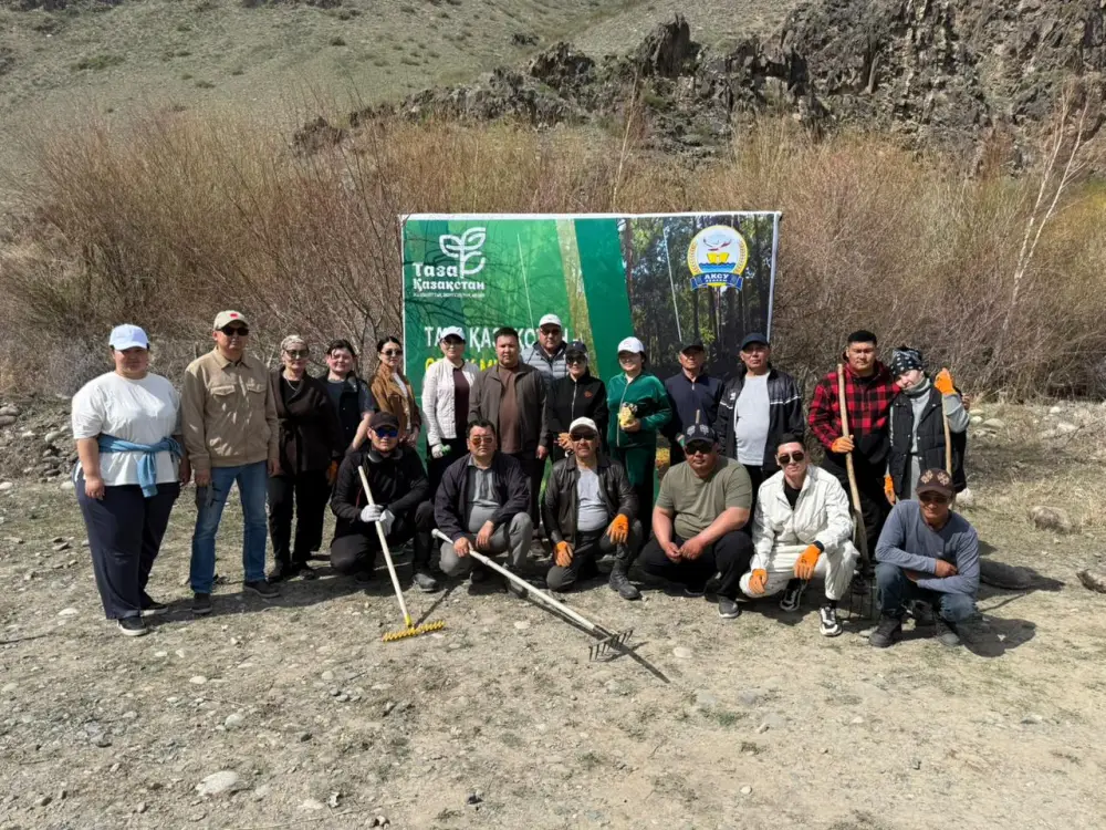 «7 OZEN»: в Жетісу прошла масштабная уборка береговой линии озера Аксу (2)