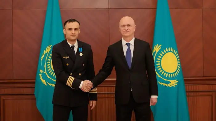 Первый заместитель Премьер-министра Роман Скляр вручил награды от имени Президента Казахстана сотрудникам государственных органов и представителям авиационной отрасли, принявших участие в эвакуации казахстанцев из стран Ближнего Востока (5)