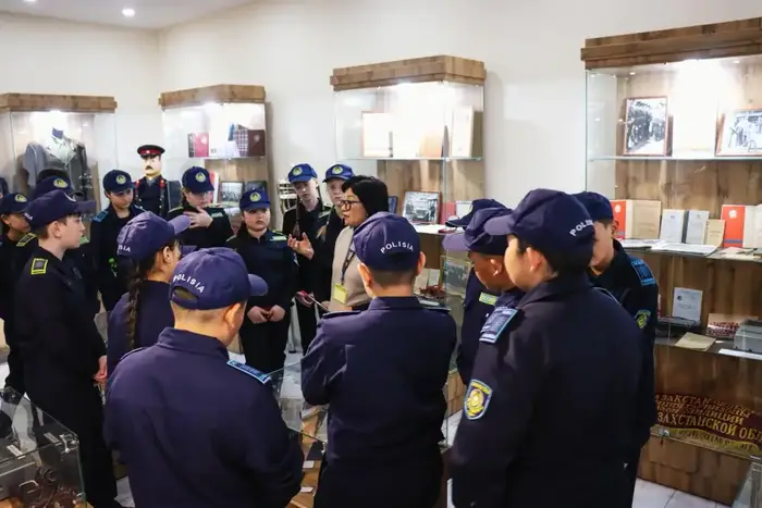 Школьники полицейских классов трёх районов ВКО побывали на экскурсии в Департаменте полиции (7)