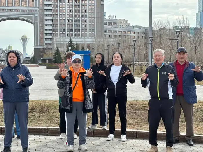 «Денсаулық – зор байлық»: в Астане пенсионеры провели оздоровительный флешмоб (5)