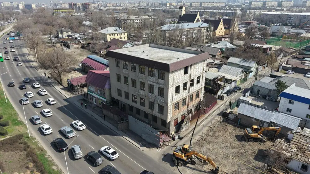 Крупное здание сносят в Алматы по решению суда (3)