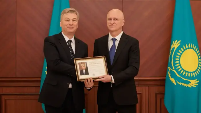 Первый заместитель Премьер-министра Роман Скляр вручил награды от имени Президента Казахстана сотрудникам государственных органов и представителям авиационной отрасли, принявших участие в эвакуации казахстанцев из стран Ближнего Востока (4)