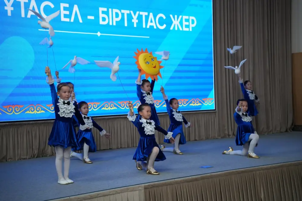 Свыше тысячи школьников Кызылорды стали участниками масштабной патриотической акции (3)