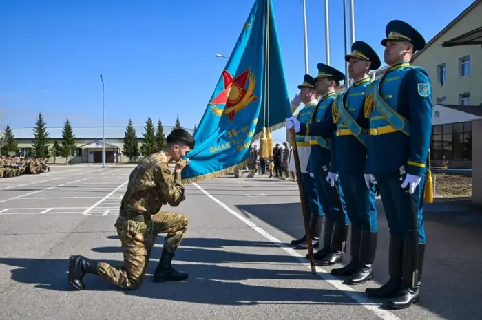 В Астане солдаты, призванные прошлой весной, попрощались с боевым знаменем (6)