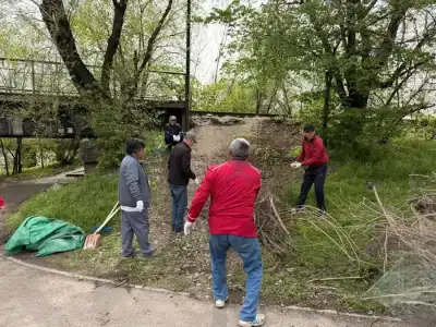Свыше 25 кубометров мусора вывезли сотрудники Eco Almaty в ходе субботника (4)