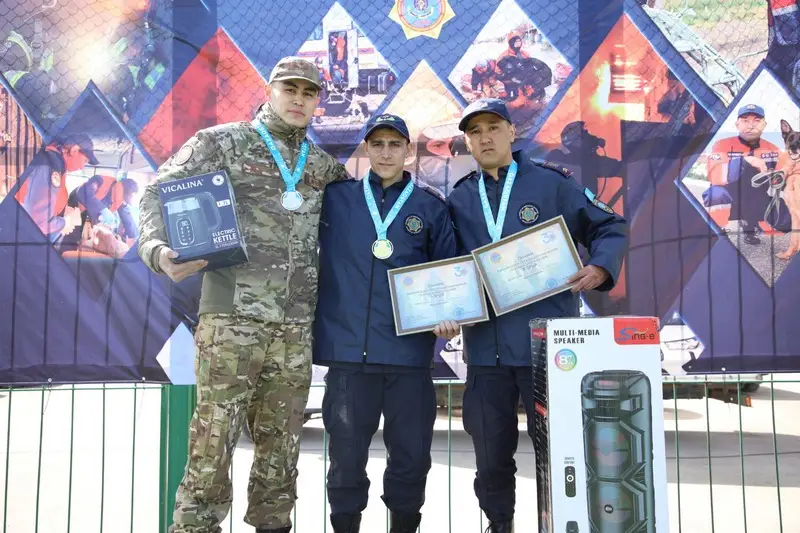 25 этажей за три минуты: в Карагандинской области соревновались пожарные (3)