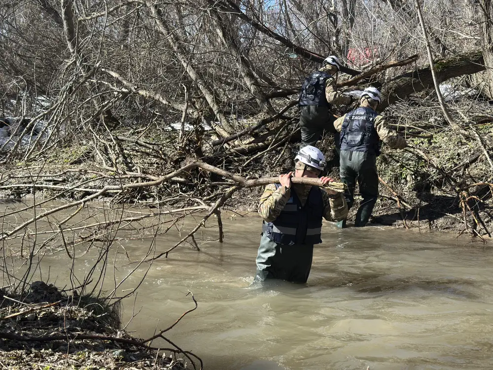 В паводкоопасных регионах страны продолжаются превентивные работы (2)