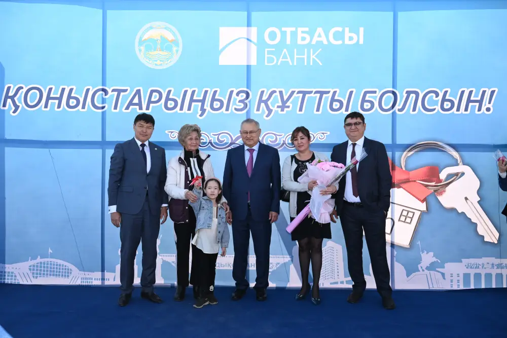 Бейбит Исабаев вручил очередникам ключи от новых домов (2)