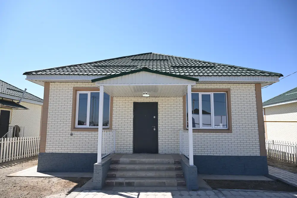 Бейбит Исабаев вручил очередникам ключи от новых домов (9)