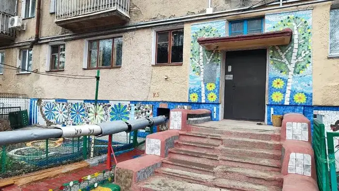 Дом, где живёт сказка: карагандинка украшает стены мозаикой (4)