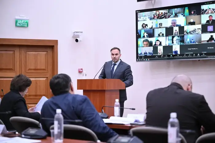Замминистра обороны представил в Мажилисе обновленную систему допризывной подготовки молодежи (2)