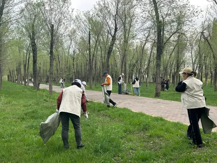 Свыше 2 тыс. жителей приняли участие в субботнике в Турксибском районе Алматы (3)