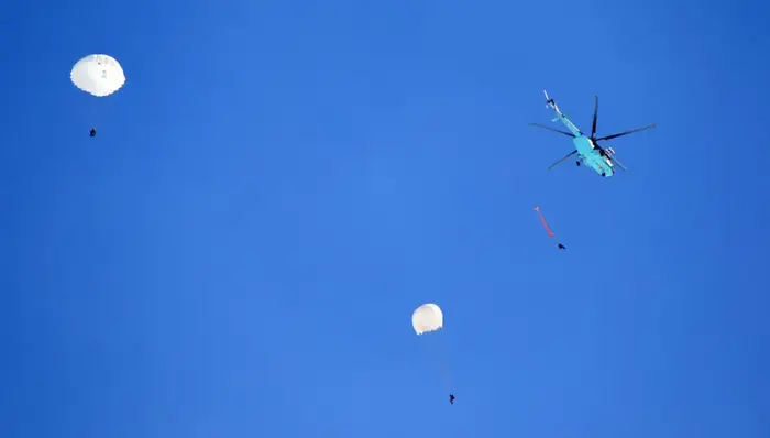 30 курсантов Военного института Сухопутных войск впервые выполнили ночные прыжки с парашютом (5)