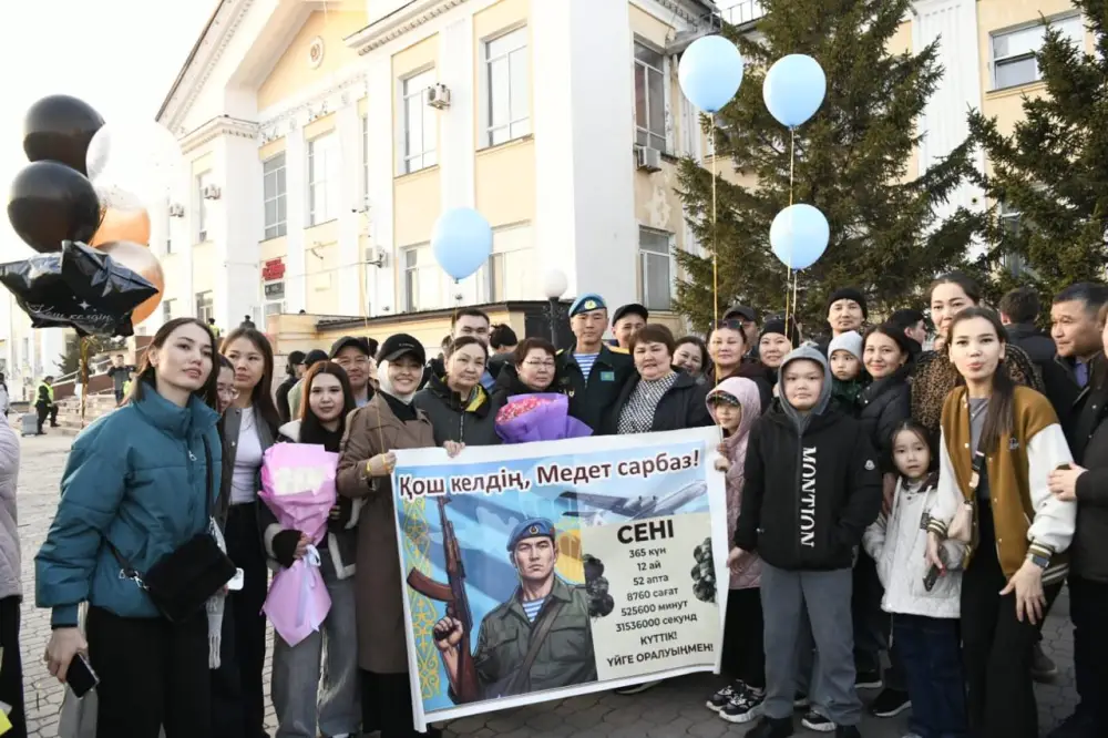 На столичном вокзале родные и близкие торжественно встретили солдат, вернувшихся из армии (5)