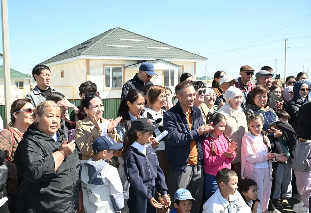 Бейбит Исабаев вручил очередникам ключи от новых домов (5)