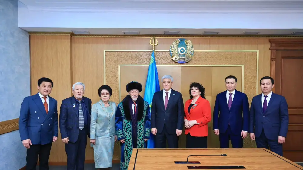 Ермаганбет Булекпаев поздравил с юбилеем заслуженного артиста Казахстана Ергали Жуниспекова (2)