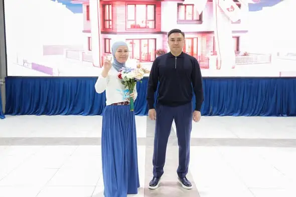 В ШЫМКЕНТЕ КЛЮЧИ ОТ КВАРТИР ПОЛУЧИЛИ НОВЫЕ СЕМЬИ ИЗ ЧИСЛА ОЧЕРЕДНИКОВ (9)