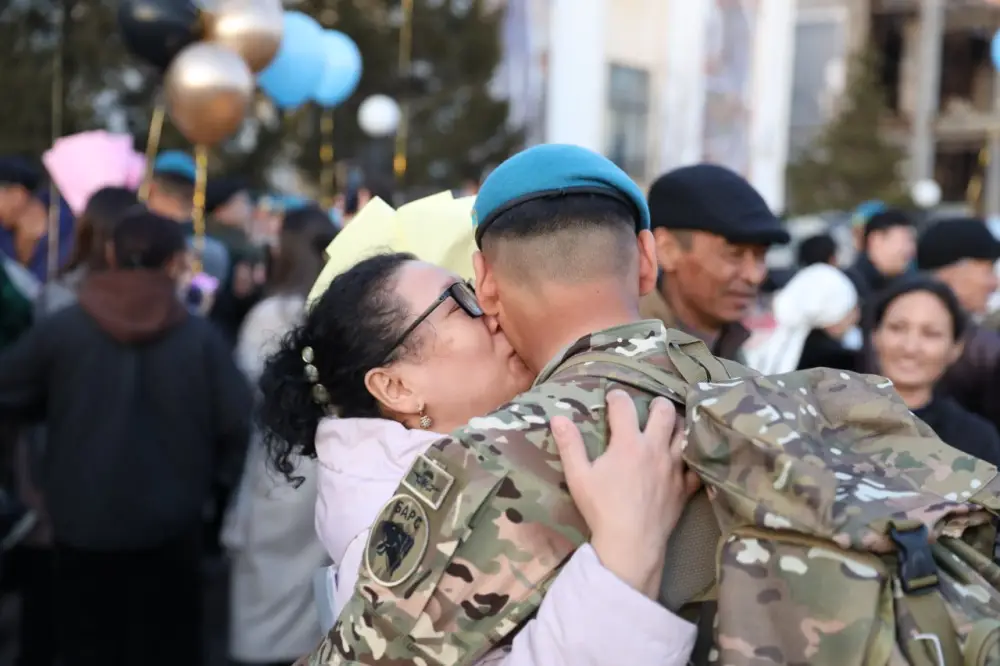 Астана торжественно встретила уволенных в запас десантников (5)