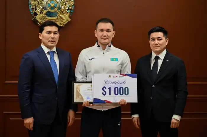 Ербол Мырзабосынов наградил чемпионку мира по таеквондо Айым Серикбаеву (10)