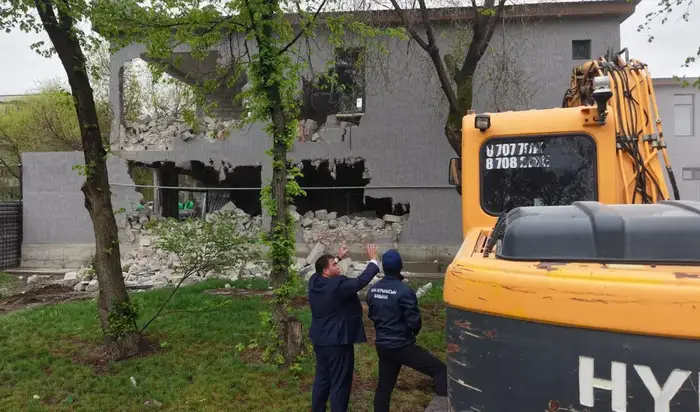 В Алматы приступили к сносу незаконного кафе (3)