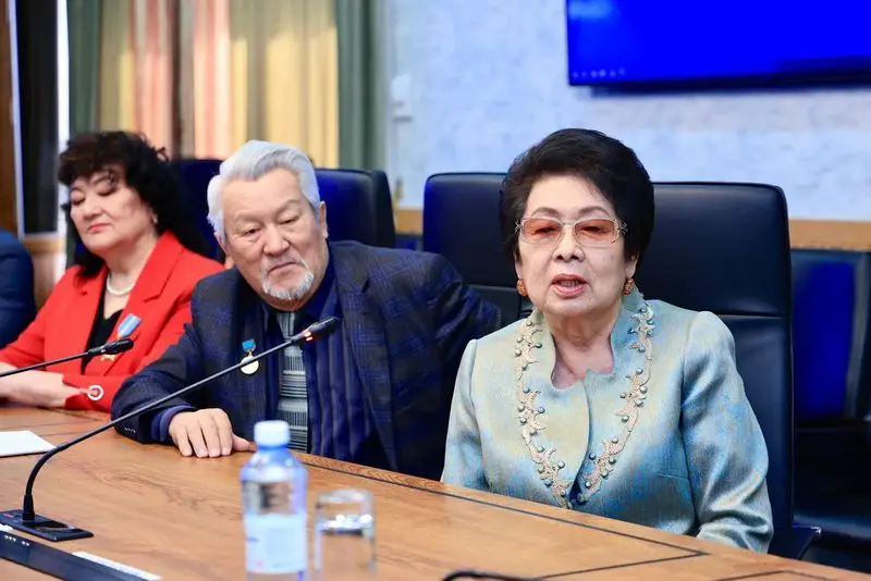 Ермаганбет Булекпаев поздравил с юбилеем заслуженного артиста Казахстана Ергали Жуниспекова (7)