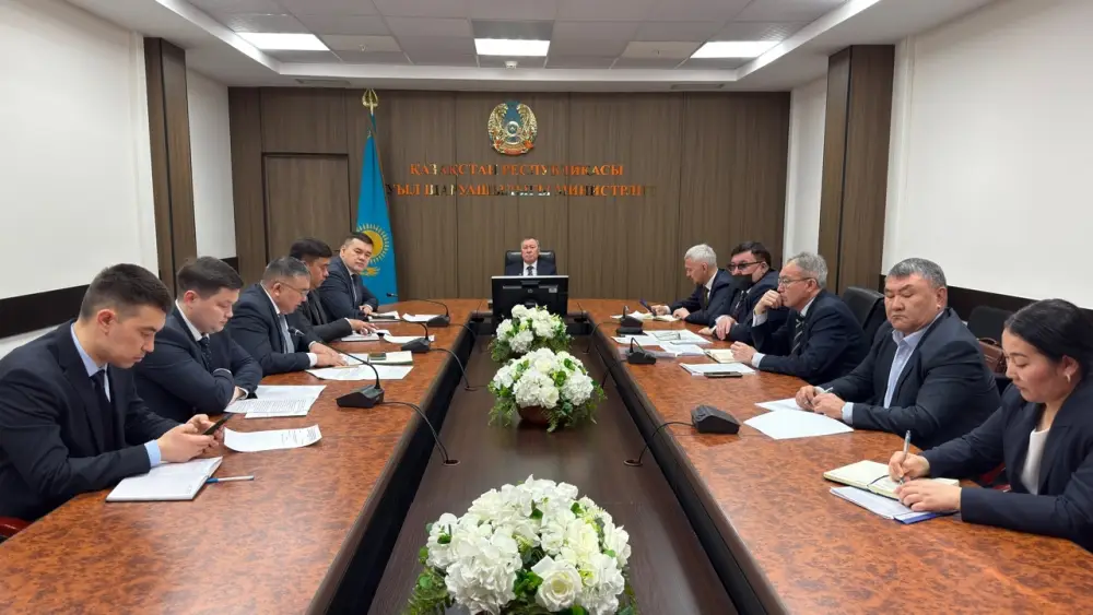 Обсуждены меры борьбы с саранчовыми вредителями и противодействию коррупции (3)