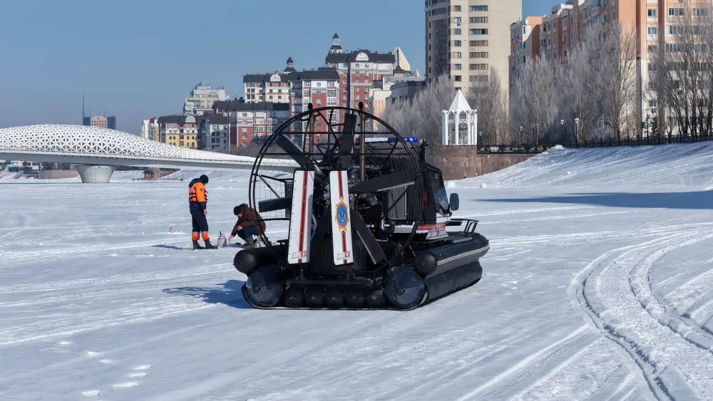 На льду спасено 40 человек (2)