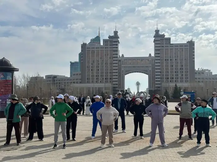 «Денсаулық – зор байлық»: в Астане пенсионеры провели оздоровительный флешмоб (3)