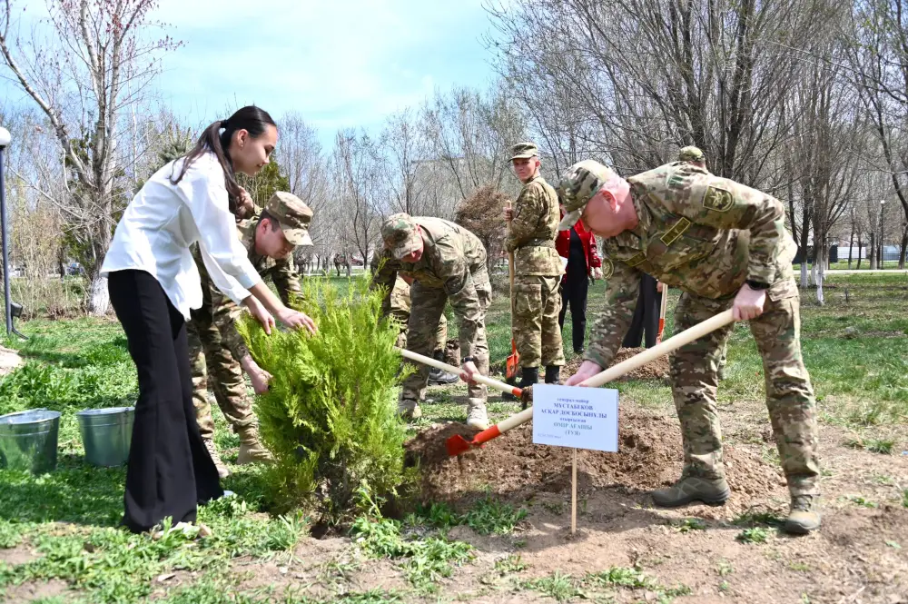 В Гвардейском гарнизоне в рамках акции «Таза Қазақстан» высадят 500 деревьев (4)